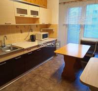 REZERVOVANÉ - Predaj, trojizbový byt Krompachy, Slov... - Kuchyňa v 3-izbovom byte so svetlými skrinkami, rohovou lavicou a podlahou s dreveným dekorom.