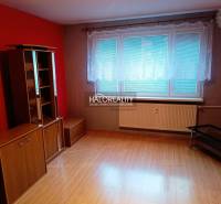 REZERVOVANÉ - Predaj, trojizbový byt Krompachy, Slov... - Izba s podlahou s dreveným dekorom, červenými stenami a nábytkom v 3-izbovom byte.