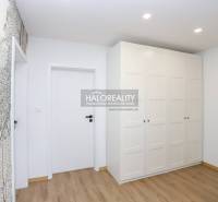 Prenájom, dvojizbový byt Považská Bystrica, Tatransk... - Biela skriňa s podlahou s dreveným dekorom v 2-izbovom byte, jemná vzorovaná stena.