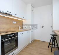 Prenájom, dvojizbový byt Považská Bystrica, Tatransk... - Kuchyňa 2-izbového bytu, podlaha s dreveným dekorom, svetlá miestnosť s veľkým oknom.