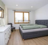 Prenájom, dvojizbový byt Považská Bystrica, Tatransk... - Spálňa v 2-izbovom byte s posteľou, komodou, zrkadlom a podlahou s dreveným dekorom.