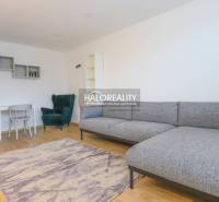 Prenájom, dvojizbový byt Považská Bystrica, Tatransk... - Obývačka v 2-izbovom byte s rohovou sedačkou a podlahou s dreveným dekorom.