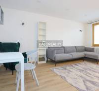 Prenájom, dvojizbový byt Považská Bystrica, Tatransk... - Obývacia izba v 2-izbovom byte s pohovkou, stolom, kreslom a podlahou s dreveným dekorom.