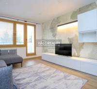 Prenájom, dvojizbový byt Považská Bystrica, Tatransk... - Svetlá obývačka v 2-izbovom byte s pohodlnou sedačkou a podlahou s dreveným dekorom.