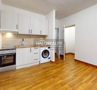 Predaj, jednoizbový byt Lučenec - EXKLUZÍVNE HALO RE... - Kuchyňa v 1-izbovom byte s podlahou s dreveným dekorom a bielymi skrinkami.