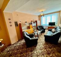 Dvojizbový byt v pôvodnom stave, Považská Bystrica - Obývačka v 2-izbovom byte so sedacou súpravou a presklenou vitrínou.