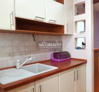 Predaj, trojizbový byt Trebišov, NOVÁ SKVELÁ CENA  -... - Kuchynský kút v garsónke s drezom a skrinkami.