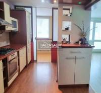 Predaj, trojizbový byt Trebišov, NOVÁ SKVELÁ CENA  -... - Kuchyňa v garsónke s podlahou s dreveným dekorom a svetlým interiérom.