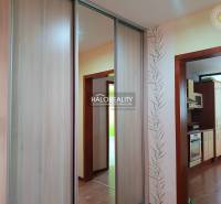 Predaj, trojizbový byt Trebišov, NOVÁ SKVELÁ CENA  -... - Garsónka s kuchyňou, dreveným obložením a vstavanou skriňou.