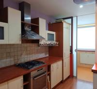 Predaj, trojizbový byt Trebišov, NOVÁ SKVELÁ CENA  -... - Kuchyňa garsónky s plynovým sporákom a sklenenými skrinkami.