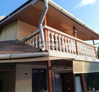 Predaj, chata Byšta - EXKLUZÍVNE HALO REALITY - Chata v Byšte s terasou a dreveným dekorom balkóna.