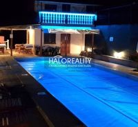 Predaj, chata Byšta - EXKLUZÍVNE HALO REALITY - Nočná atmosféra pri chate v Byšte s osvetleným bazénom a posedením na terase.