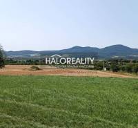 Predaj, pozemok pre rodinný dom   2351 m2 Čerhov, 1 ... - Záber na Pozemky - bývanie v Čerhove s panorámou krajiny a stromami.