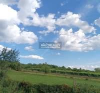 Predaj, pozemok pre rodinný dom   2351 m2 Čerhov, 1 ... - Pozemky - bývanie v Čerhove, zelené lúky a modrá obloha s oblakmi.