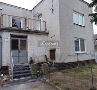 Predaj, rodinný dom Zemplín - EXKLUZÍVNE HALO REALITY - Rodinný dom v Zemplíne so schodiskom, balkónom a riedkym plotom.