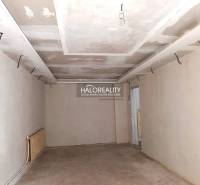 Predaj, rodinný dom Zemplín - EXKLUZÍVNE HALO REALITY - Nevyhotovená miestnosť v rodinnom dome s bielymi stenami a tehlovou podlahou.