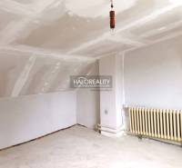 Predaj, rodinný dom Zemplín - EXKLUZÍVNE HALO REALITY - Interiér s bielym stropom, radiátorom a podlahou v rodinnom dome.