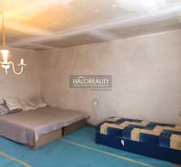 Predaj, rodinný dom Zemplín - EXKLUZÍVNE HALO REALITY - Spálňa v rodinnom dome s posteľou, matracom, svietidlom a jednoduchým nábytkom.