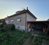 Rodinný dom s pozemkom 860 m2 - Rodinný dom na Slnečnej ulici v Novom Meste nad Váhom s prístreškom a záhradou.