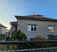 Rodinný dom s pozemkom 860 m2 - Rodinný dom na Slnečnej ulici v Novom Meste nad Váhom s predzáhradkou a upraveným okolím.