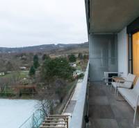 Slnečný 1,5i byt s loggiou a parkovaním - Balkón na 1-izbovom byte, výhľad na prírodu, pohľad na záhrady a stromy.