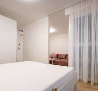 Zariadený 2i byt s lodžiou v rezidencii Pri Mýte - Dvojizbový byt s posteľou, podlahou s dreveným dekorom a delenou obývacou časťou.