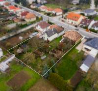 Pozemky s dvoma domami na prestavbu alebo novostavbu - Rodinný dom na Partizánskej ulici v Bánovciach nad Bebravou s veľkým pozemkom.