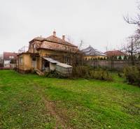 Pozemky s dvoma domami na prestavbu alebo novostavbu - Rodinný dom na Partizánskej ulici v Bánovciach nad Bebravou so záhradou a prístavbou.