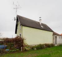 Pozemky s dvoma domami na prestavbu alebo novostavbu - Rodinný dom na Partizánskej ulici v Bánovciach nad Bebravou vedľa záhrady s bazénom.