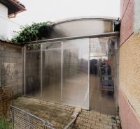 Pozemky s dvoma domami na prestavbu alebo novostavbu - Zastrešené skladovacie priestory pri rodinnom dome na Partizánskej ulici v Bánovciach nad Bebravou.