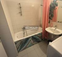 Predaj, trojizbový byt Levice, Rybníky V - Kúpeľňa s vaňou, umývadlom a práčkou v 3-izbovom byte, dlažba s bielymi obkladačkami.