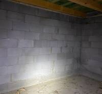 RODINNÝ DOM/CHALUPA VHODNÝ NA DOKONČENIE REKONŠTRUKCIE, ZLIECHOV - Surová miestnosť v chate s betónovými stenami a dreveným stropom.