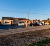 Stavebný pozemok na RD /dvojdom, pri lese za traťou, 1170m2, všetky IS - Ulica Borovicová v Lozorne zobrazuje Pozemky - bývanie s budovou a parkovaním.