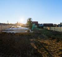 Stavebný pozemok na RD /dvojdom, pri lese za traťou, 1170m2, všetky IS - Pozemok na Borovicovej ulici v Lozorne s loďou a dláždeným povrchom.