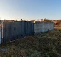 Stavebný pozemok na RD /dvojdom, pri lese za traťou, 1170m2, všetky IS - Oplotený pozemok na Borovicovej ulici v Lozorne vhodný na bývanie.