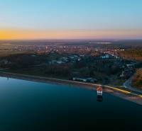 Stavebný pozemok na RD /dvojdom, pri lese za traťou, 1170m2, všetky IS - Západ slnka nad Lozornom, Borovicovou ulicou, zachytávajúci prírodné krásy pri pozemkoch na bývanie.