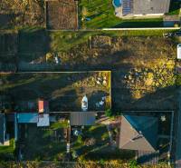 Stavebný pozemok na RD /dvojdom, pri lese za traťou, 1170m2, všetky IS - Letecký pohľad na pozemky na Borovicovej ulici v Lozorne pre bývanie.