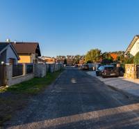 Stavebný pozemok na RD /dvojdom, pri lese za traťou, 1170m2, všetky IS - Domy na Borovicovej ulici v Lozorne ponúkajú pokojné bývanie na pozemkoch.