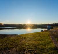 Stavebný pozemok na RD /dvojdom, pri lese za traťou, 1170m2, všetky IS - Jazero so západom slnka pri Lozorne na Borovicovej ulici, vhodné pre pozemky - bývanie.