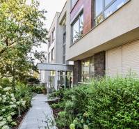 Prenájom exluzívneho 3 izbového apartmánu v Diplomat Parku. - Bytový dom na Mudroňovej ulici v Bratislave - Starom Meste, obklopený zeleňou a záhradou.