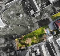 Obrovská vila pre luxusný život aj podnikanie (pripravujeme) - Letecký pohľad na záhradu a dom vo vile na ulici Andreja Sládkoviča v Žarnovici.