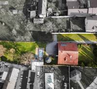 Obrovská vila pre luxusný život aj podnikanie (pripravujeme) - Letecký záber na vilu na ulici Andreja Sládkoviča v Žarnovici s bazénom a záhradou.