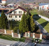 Obrovská vila pre luxusný život aj podnikanie (pripravujeme) - Vila na ulici Andreja Sládkoviča v Žarnovici s priestrannou záhradou a okrasnými stromami.