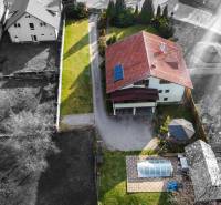 Obrovská vila pre luxusný život aj podnikanie (pripravujeme) - Letecký pohľad na vilu na ulici Andreja Sládkoviča v Žarnovici s dvorom a bazénom.