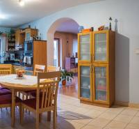 Obrovská vila pre luxusný život aj podnikanie (pripravujeme) - Kuchyňa vo vile s dreveným dekorom, jedálenským stolom a vstavanými skrinkami.