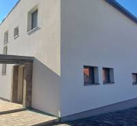 PREDAJ/ Kompletne zrekonštruovaný rodinný dom v Rožňave - Rodinný dom na Košickej ulici v Rožňave s oploteným dvorom a dláždeným chodníkom.