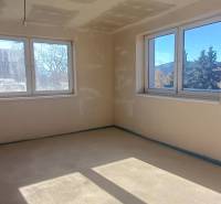 PREDAJ/ Kompletne zrekonštruovaný rodinný dom v Rožňave - Interiér rodinného domu so svetlou podlahou a veľkými oknami pre dostatok svetla.