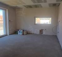 PREDAJ/ Kompletne zrekonštruovaný rodinný dom v Rožňave - Izba v rodinnom dome s veľkým oknom a základnou podlahou, čaká na dokončenie.