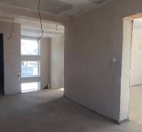 PREDAJ/ Kompletne zrekonštruovaný rodinný dom v Rožňave - Interiér rodinného domu v procese rekonštrukcie s novou omietkou a prípravou na elektroinštaláciu.