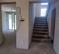 PREDAJ/ Kompletne zrekonštruovaný rodinný dom v Rožňave - Oceľové schody a surové steny v rodinnom dome s pripravovaným interiérom.